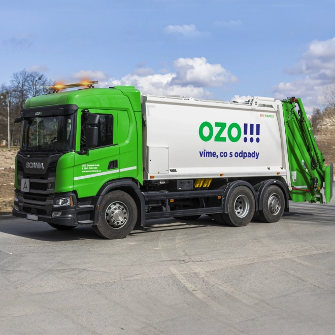 Skraldevogn med OZO-logo