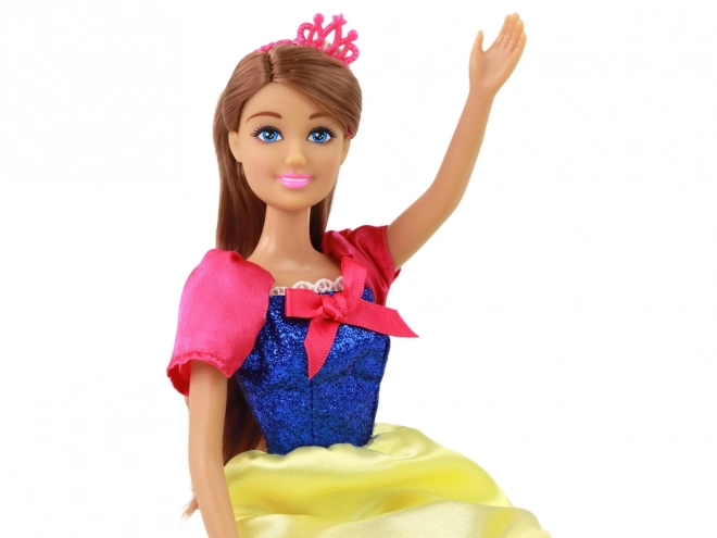 Dukke Anlily Prinsesse med langt mørkt hår og gule kjole