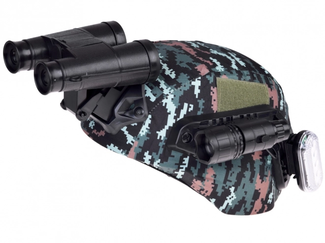 Sæt af militærudstyr med hjelm, kikkert og walkie-talkie