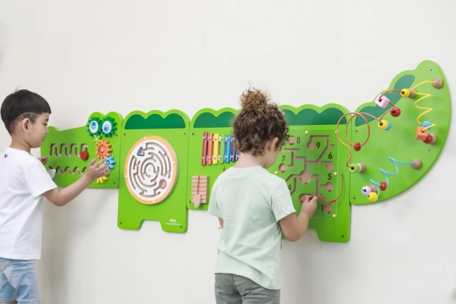 Trævægmonteret montessoripanel - krokodille