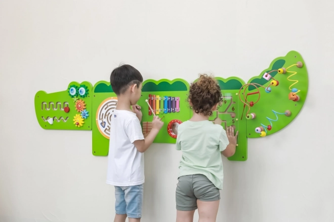 Trævægmonteret montessoripanel - krokodille