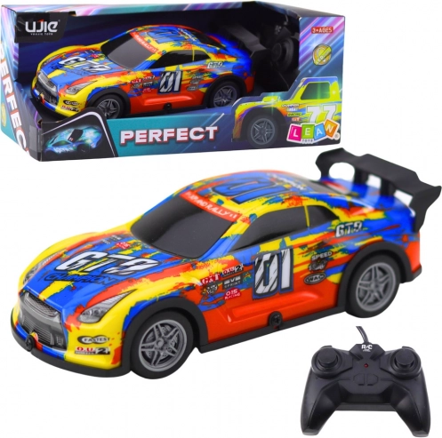 Racer-RC-bil med lysende karrosseri blå‑gul