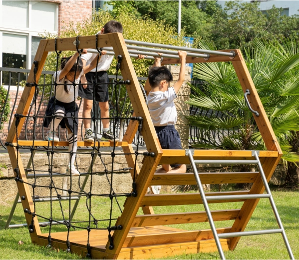 Kombination af træ, metal og reb