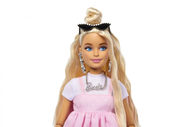 Barbie deluxe model med båndkjole