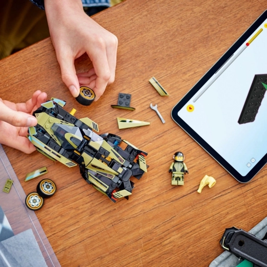 Åbningsbar cockpit og minifigur af fører