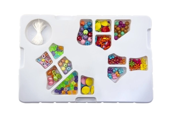 Farverige plastikperler med snor i æske 26x17x2cm