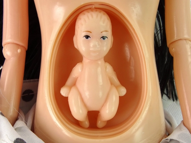 Interaktiv gravid dukke