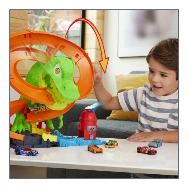 T-rex angriber brandstationen fra Hot Wheels city