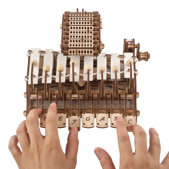 Ugears træmekanisk model af musikinstrumentet Celesta