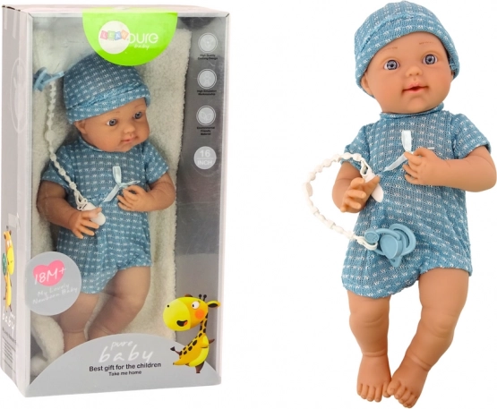 Babydukke i blå dragt med hue og sut