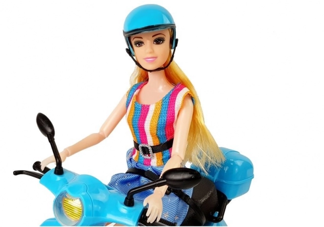 Dukke på pink scooter med hjelm, langt hår
