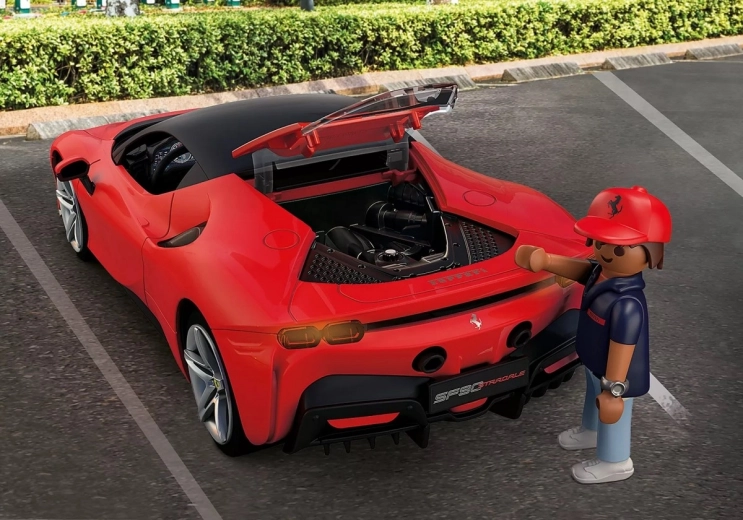 Detaljeret V8-motor og åbnbar bagklap