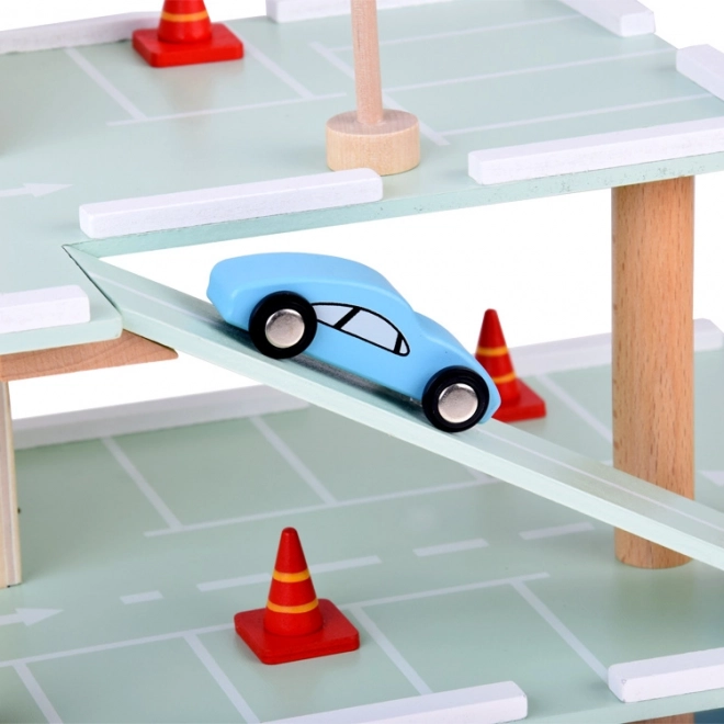 Træ parkeringsgarage i flere niveauer med elevator og biler