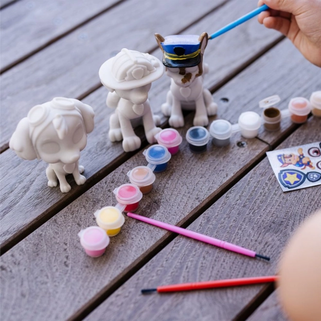 Tre figurer af holdbar harpiks