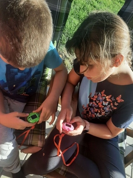 Elektronisk dyreven vedhæng med snor plastik 5x6cm på batteri mix farver 10,5x15x2cm