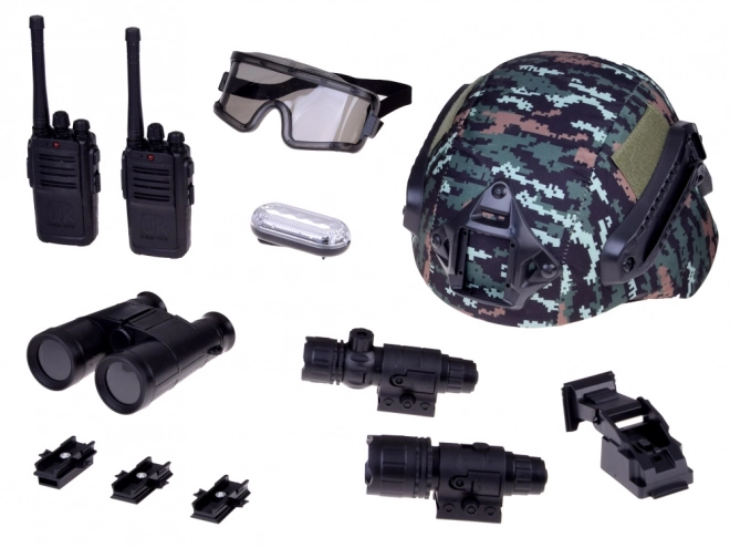 Sæt af militærudstyr med hjelm, kikkert og walkie-talkie