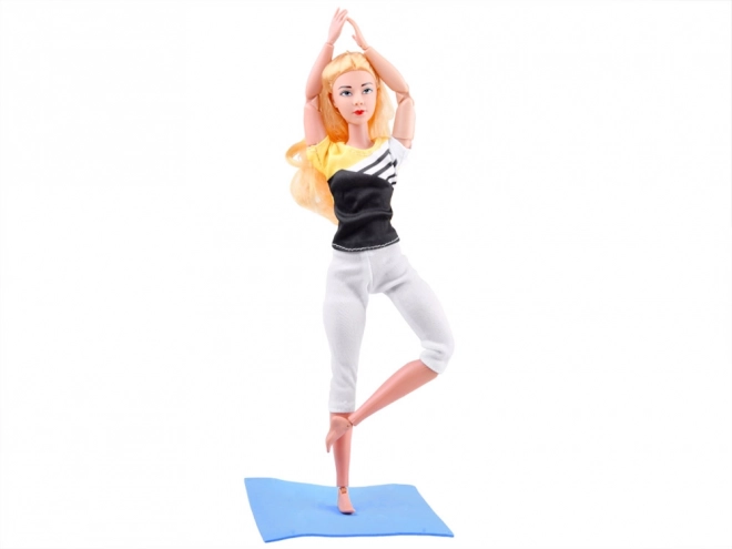 Dukkegyngemist der træner yoga og fitness