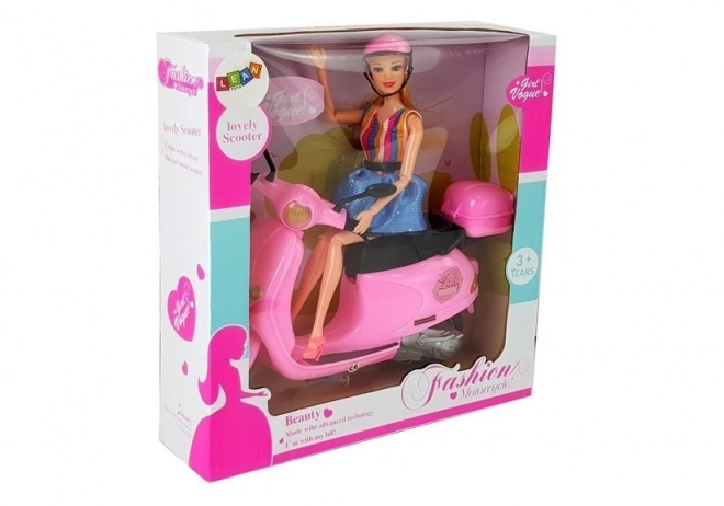 Dukke på pink scooter med hjelm, langt hår