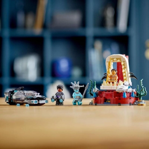 Tre minifigurer af helte og skurke