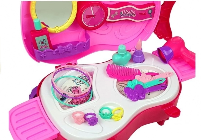 Toiletbord i form af en violin med hjul og spejl i en kuffert