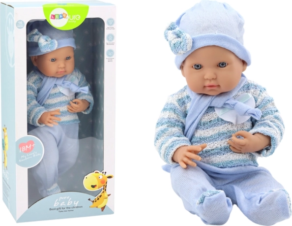 Babydukke i blåstribet sweater med hue og halstørklæde