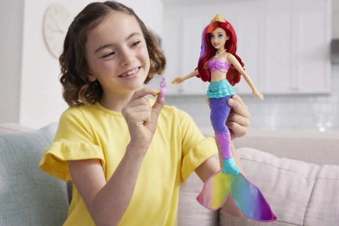 MATTEL Disney Prinsesse dukke Ariel lille havfrue svømmer, skifter farve