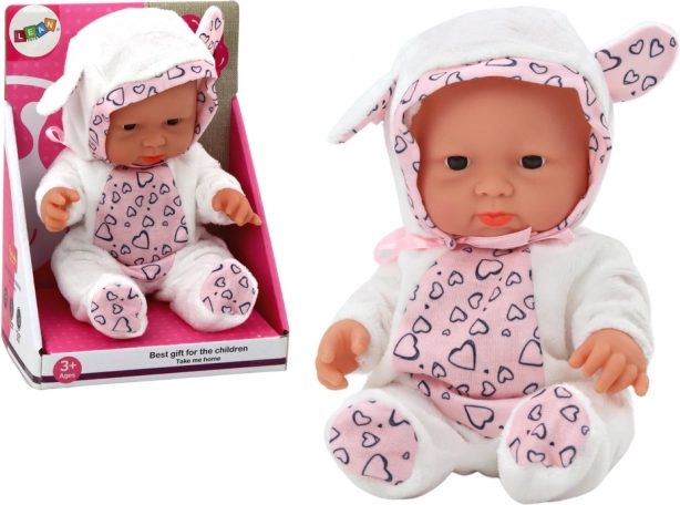 Lille babydukke i hvid dragt med hætte og ører
