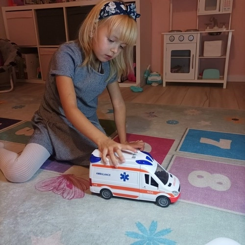 Børneambulance med båre og lyssignaler