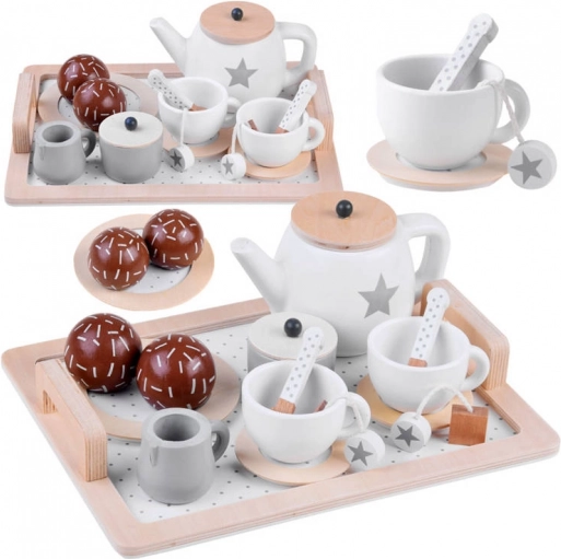 Trætesæt med stjerner, beige‑hvidt, på bakke