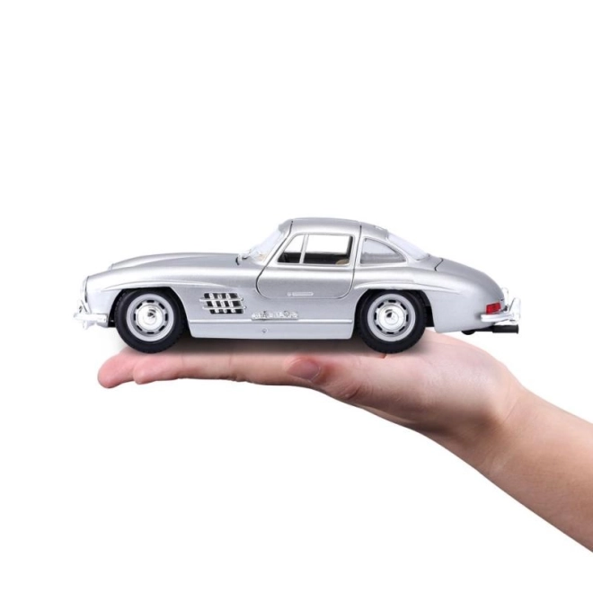Bburago 1:24 Mercedes Benz 300SL sølv 18-22023