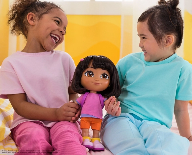 Synger, taler og spiller