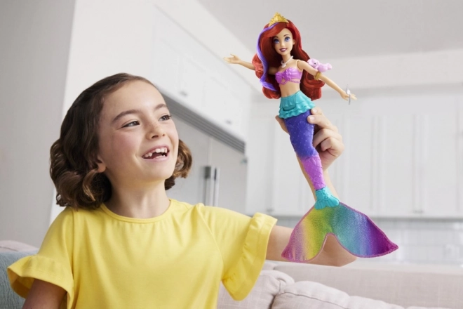 MATTEL Disney Prinsesse dukke Ariel lille havfrue svømmer, skifter farve