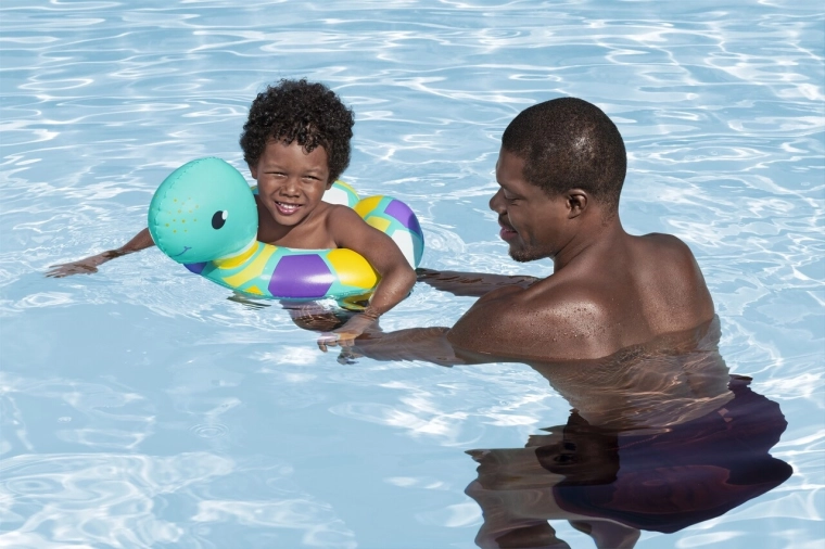 Sikker støtte i poolen