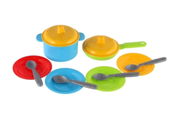 Sæt af farvet plastikservise 12 stk i net 12m+