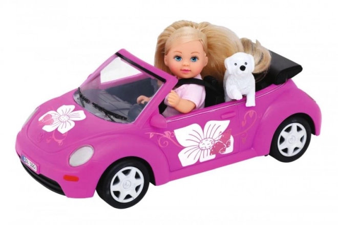 Dukke Evička med bilen New Beetle