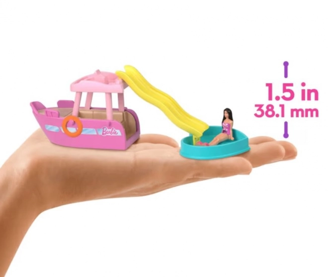 Mini BarbieLand sæt med Barbie figur og køretøj