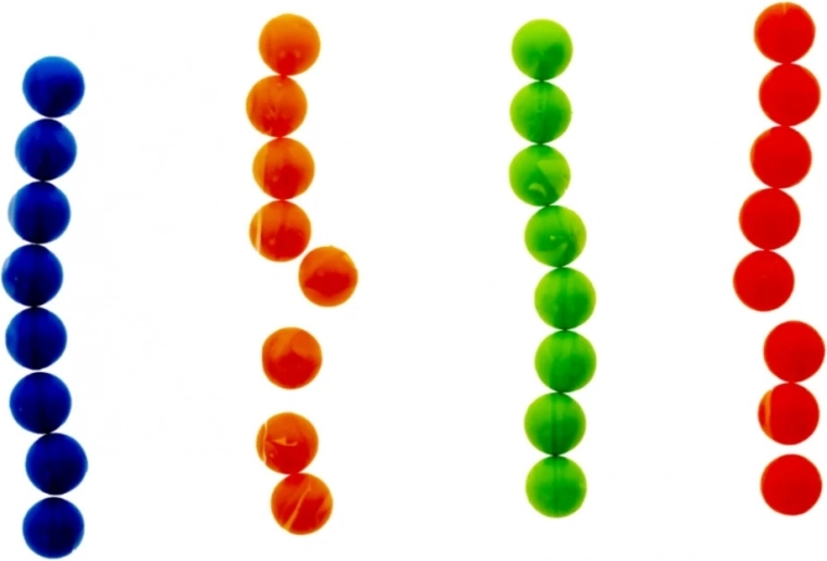 Træning af finmotorik med farvede kugler