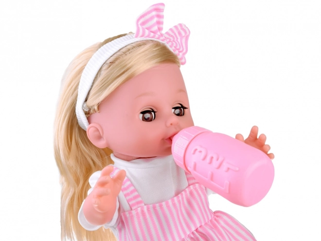 Babydukke med langt hår, taler og græder
