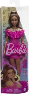 Barbie-model i lyserød kjole med flæser
