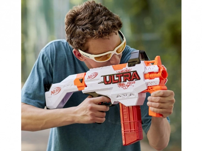 Stor automatisk Nerf Ultra Focus pistol med patroner