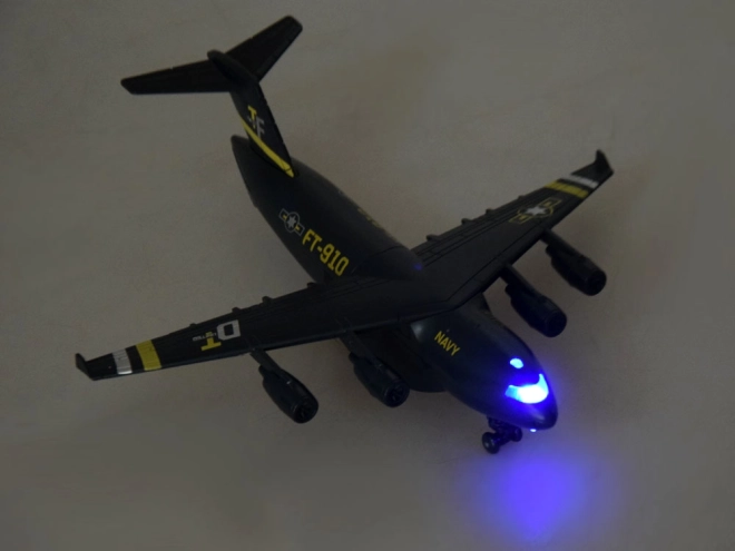 Militært transportfly med effekter
