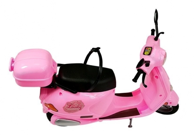 Dukke på pink scooter med hjelm, langt hår