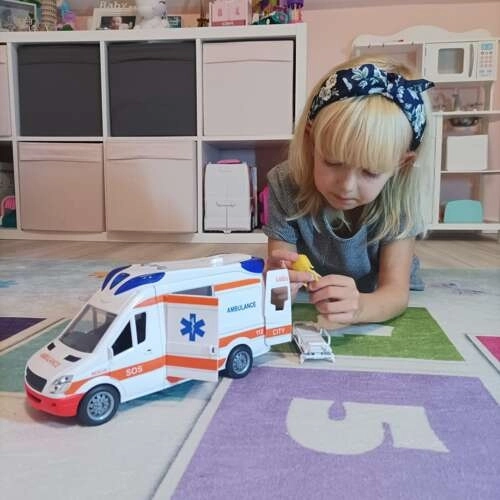 Børneambulance med båre og lyssignaler