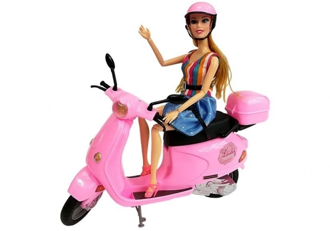 Dukke på pink scooter med hjelm, langt hår