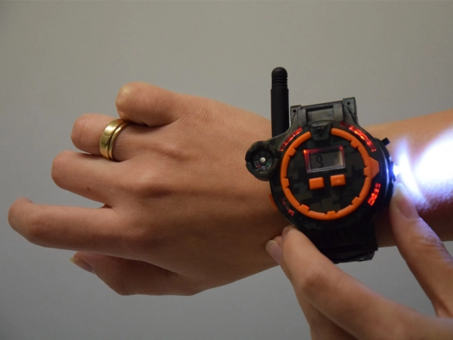 Militærur med walkie-talkie og kompas