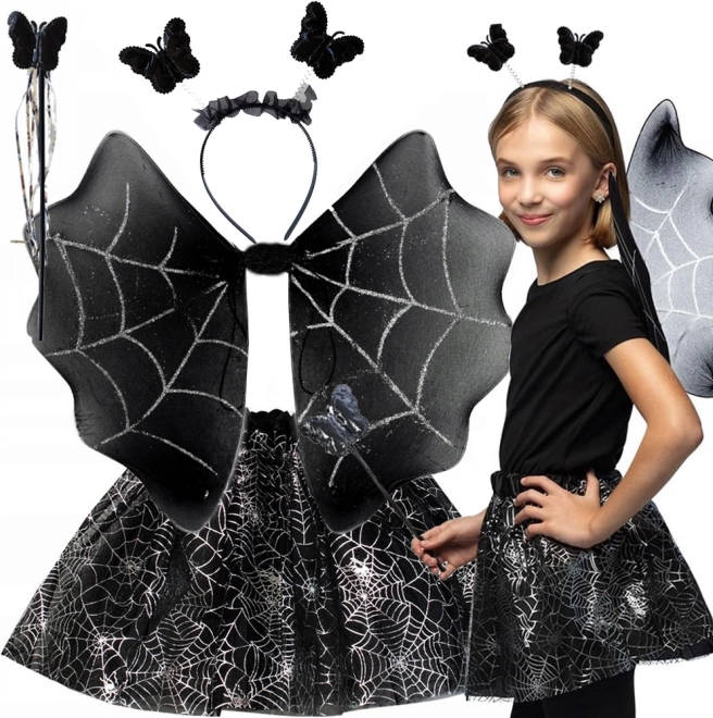 Børnekostume til halloween med vinger, skørt og hårbøjle med sommerfugle samt edderkoppespind-print