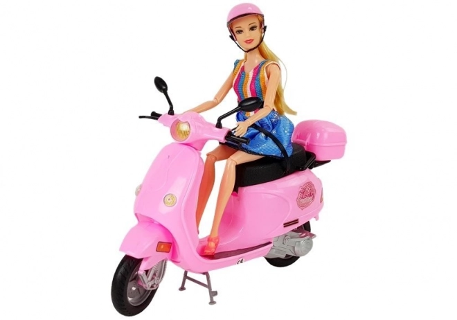 Dukke på pink scooter med hjelm, langt hår
