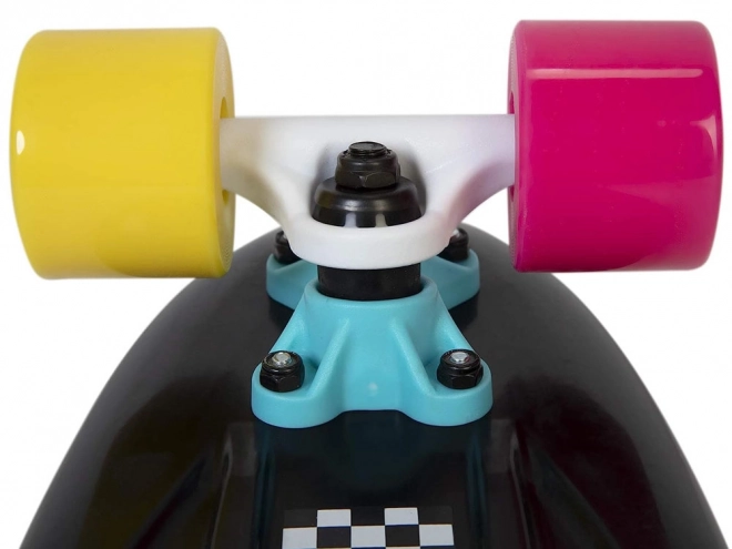 Farverig retro pennyboard med skakternet mønster