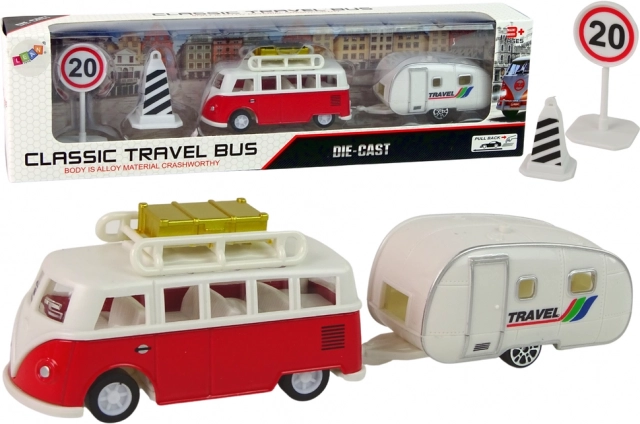 Bus med rød campingvogn
