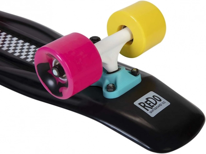 Farverig retro pennyboard med skakternet mønster